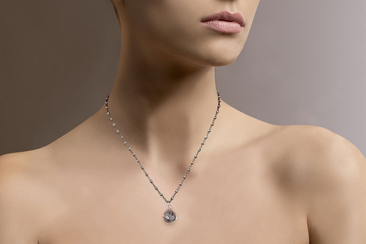 Exclusiva y Elegante Gargantilla con dije de cuarzo rutilado "Pear" (M33818)
